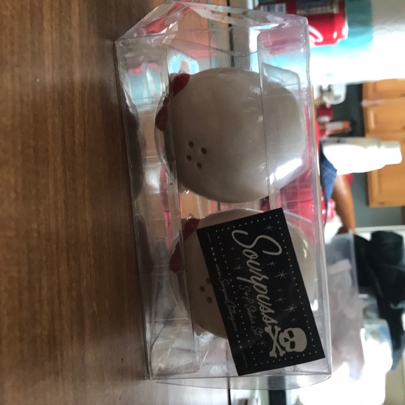 Cute Sourpuss girly skull salt and pepper shakers! - Picture 2 of 2